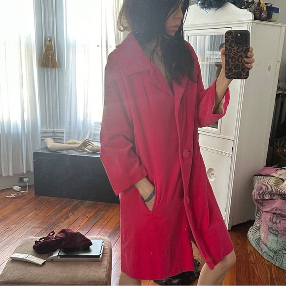 Vintage 1970s Mr. Donovan hot pink velvet coat - Picture 3 of 10